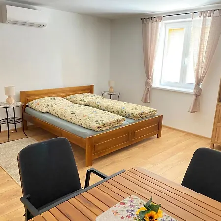 U Tresne 1 Apartment Loket